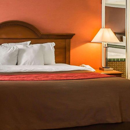 Quality Inn East Liverpool Экстерьер фото