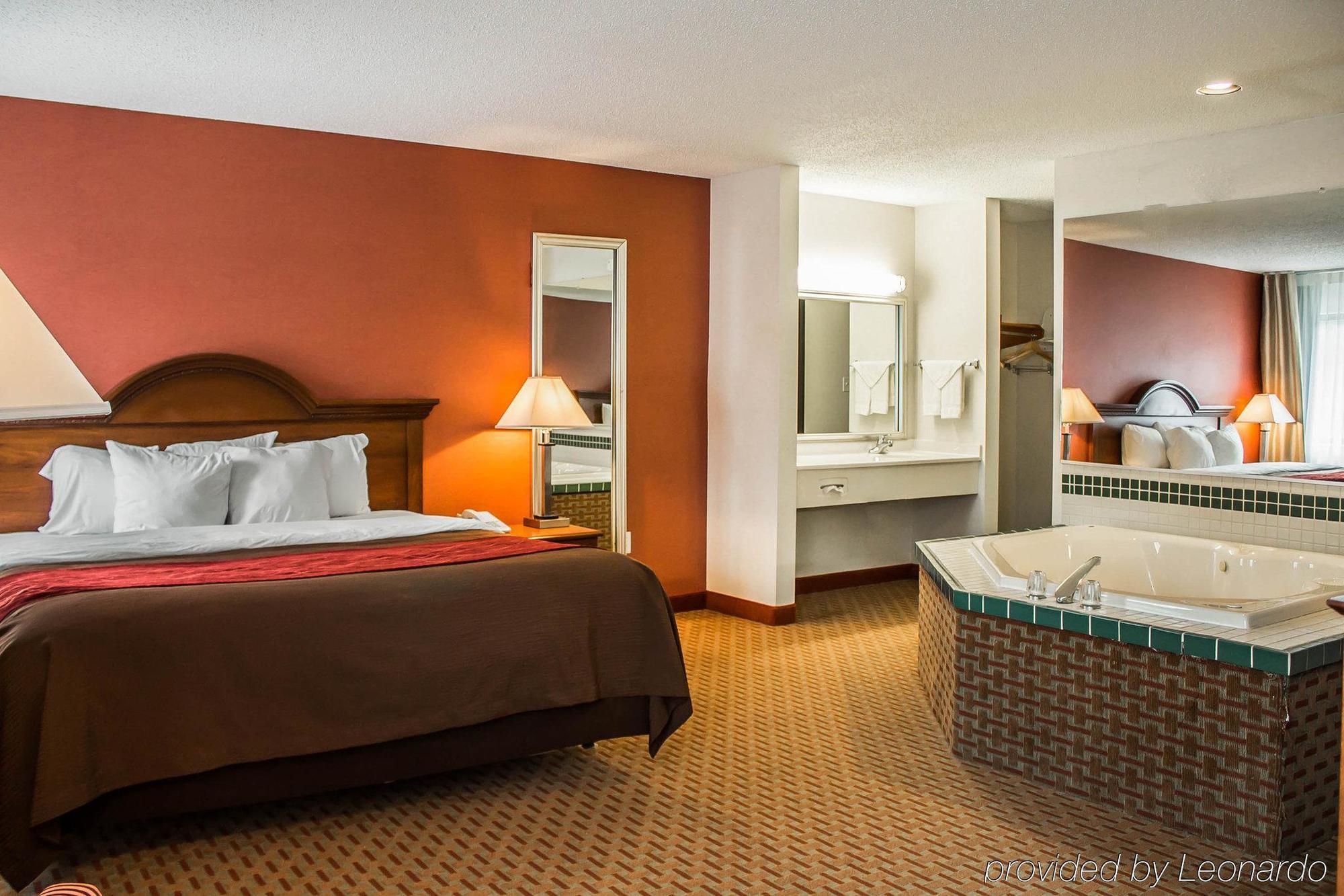 Quality Inn East Liverpool Экстерьер фото