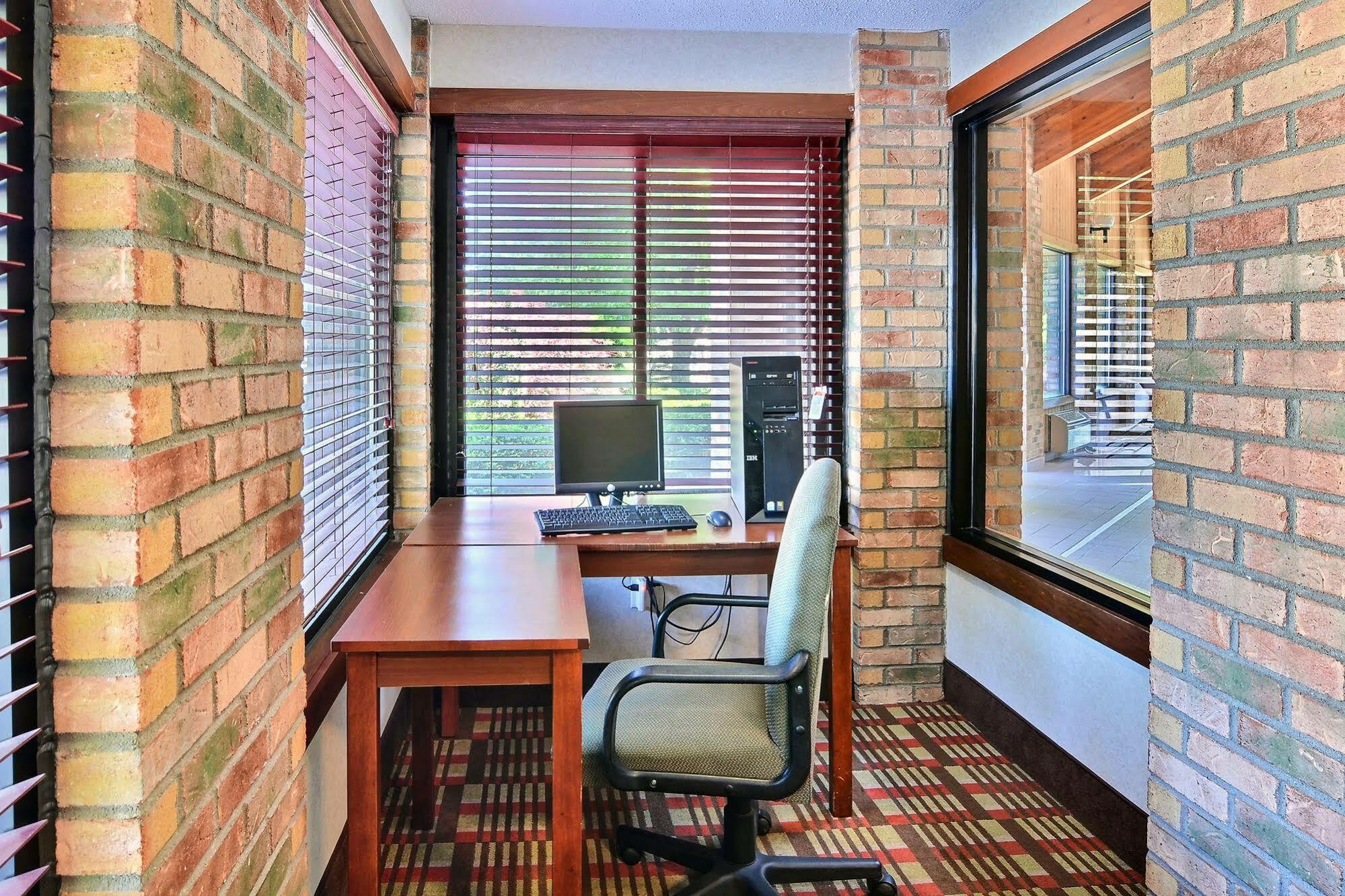 Quality Inn East Liverpool Экстерьер фото